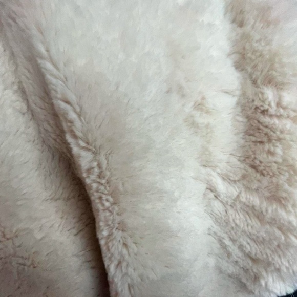 Alya Super Soft Cream Plush Vest - Picture 6 of 6